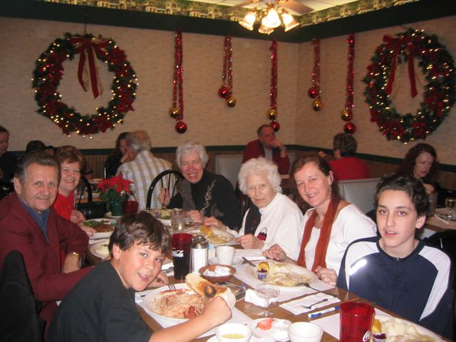 IMG_0243.JPG 
Christmas Day Dinner
on our neighbours
Cora & Viola Kostka