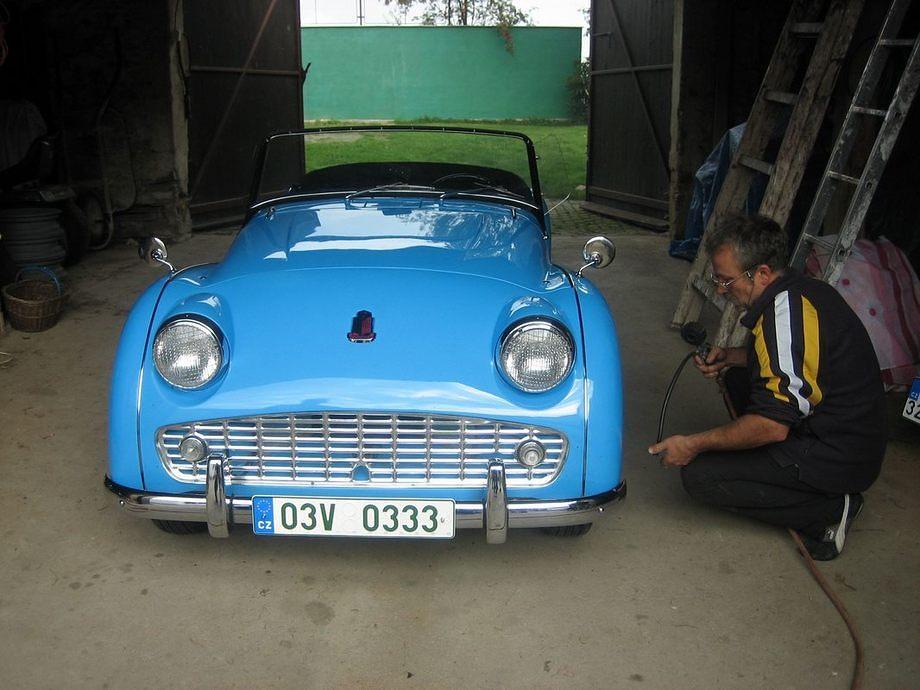 9/23/11 Irenka husband Jirka Grunfeld's toy, a completely restored 1956 Triumph IMG 4469