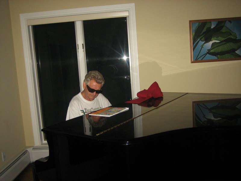 Tonik  nam hezky hraje, je to nadherny klavir   IMG 5965