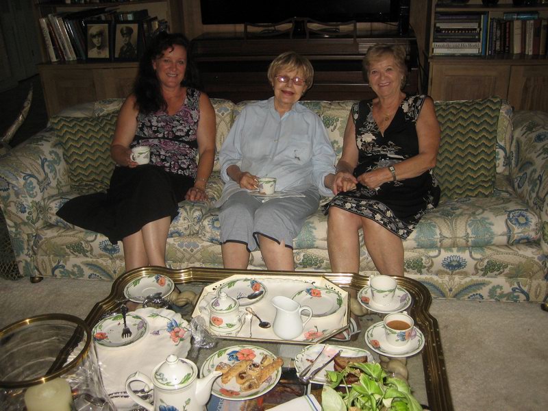 Mrs.Rahall nas pozvala na kavu a chce nam dat neco na pamatku....  IMG 6660