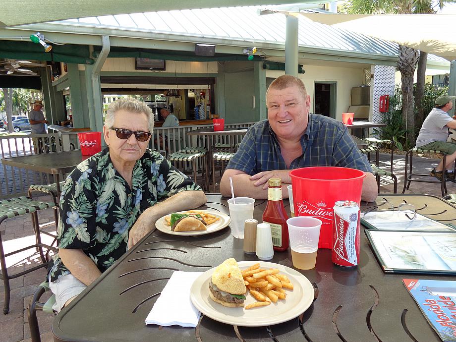 Tonika jsem privezla z nemocnice, aby se videl s kamarady...   DSC00080