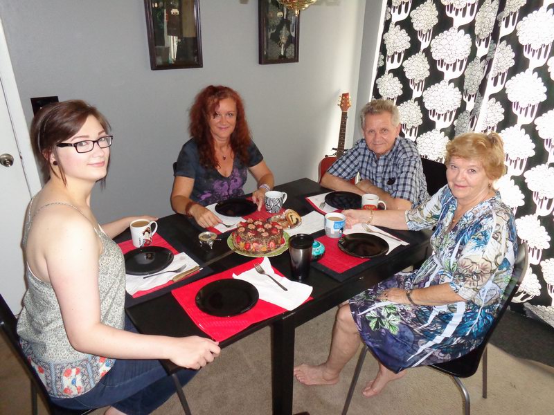 Ostuda, zapomela jsem svicky na dort....Ale dort byl dobry...DSC00123