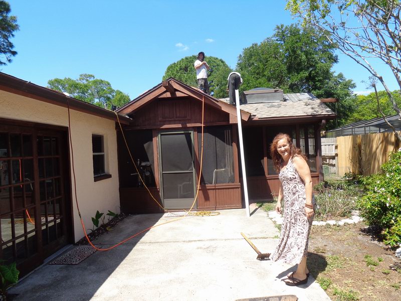 Hana musela nechat udelat novou strechu, kvuli pojisteni !!! DSC07891 Apr 21, 2017