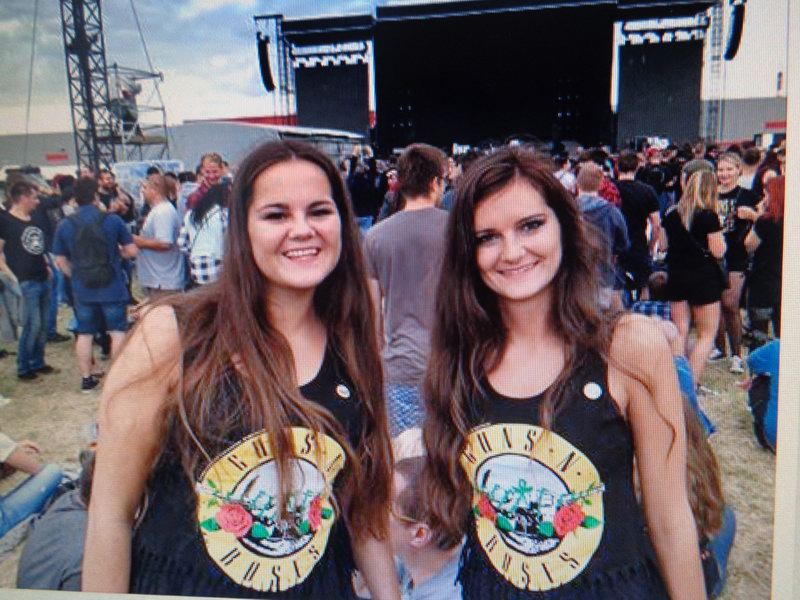 Moje krasne praneterinky na koncerte:Gun and Rossis . Ja jsem na nich byla asi ored 30-ti lety!!!!!!Rod Stewart a oni........DSC07966