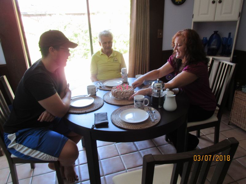 Jen mala oslava..  Zitra to oslavi s kamarady. IMG 0094