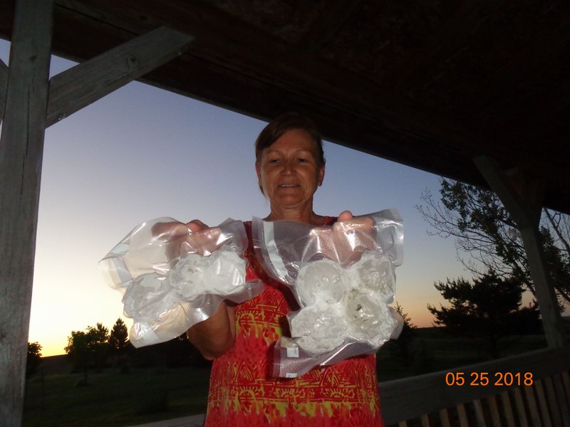 Takove kroupy!!! Real Hails - tennis ball size! DSC08520