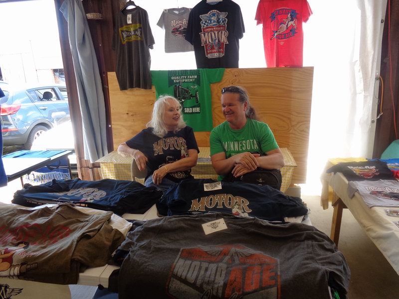 Dasa prodava na trhu Tricka...DSC08244