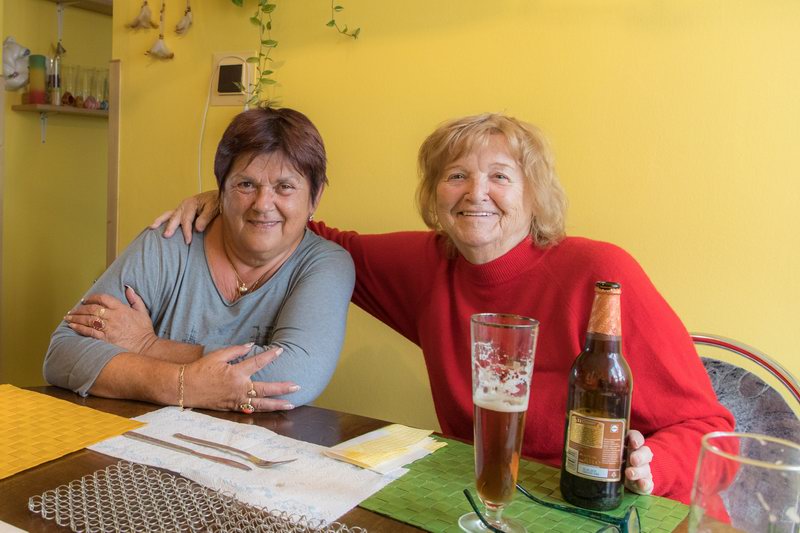 po vybornrem obede :::bramboracka, houbova omacka , knedlicek..  vyborne...Ted odpocivame s piveckem !!!20191003114722 5293