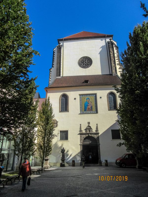 Nadherny kostel s cernym oltarem...20191007133805 6329