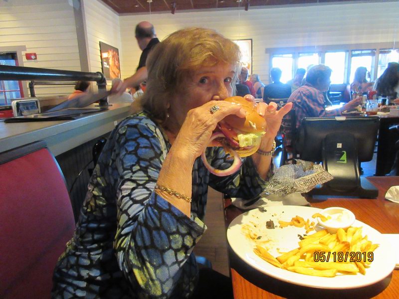 Ja jsem si dala nejlepsi Hamburgr ve meste!!! Mnam..  IMG 0217