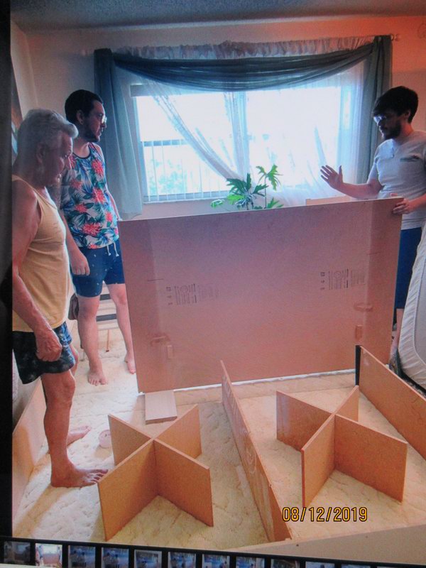 Putting our bed together - big job/Dat dohromady nasi postel - velka prace