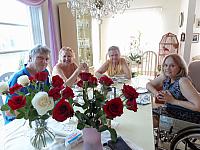 Dasa,jeji manzel Bill, Sony jejich kamaradka.Kyticky jeste mam od dne matek.... DSC00104