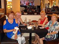 S "devcaty" na obede.Cora,Leticia Elisabeth a ja....DSC07909