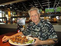 Tonik i Bozenka si dali kureci kridylka.. IMG 0214